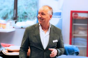 Heilpraktiker Carsten Jung in seiner Praxis für funktionelle Medizin in Nürnberg