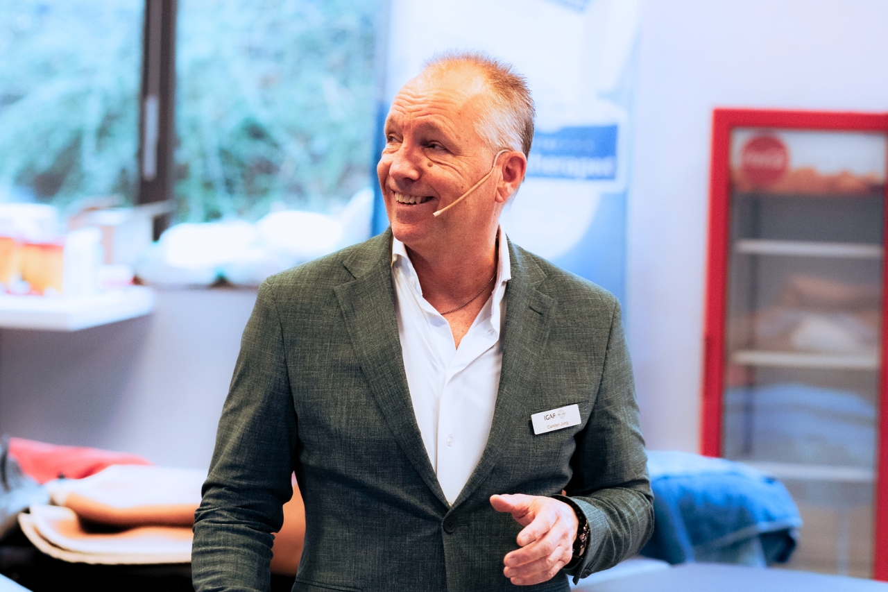 Heilpraktiker Carsten Jung in seiner Praxis für funktionelle Medizin in Nürnberg